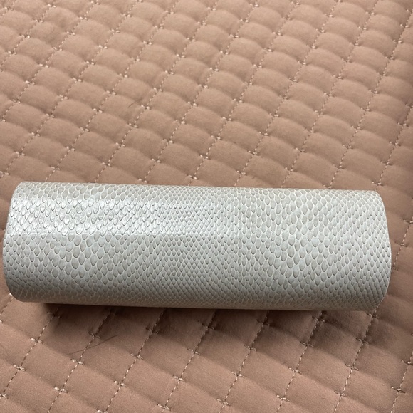 Jimmy Choo Cream Eye Glass Case with lens wipe - Picture 4 of 14